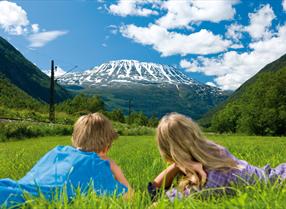 Kids looking at Gaustatoppen