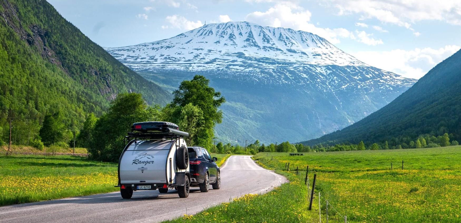 Car drives with a camper towards Gaustatoppen mountain.