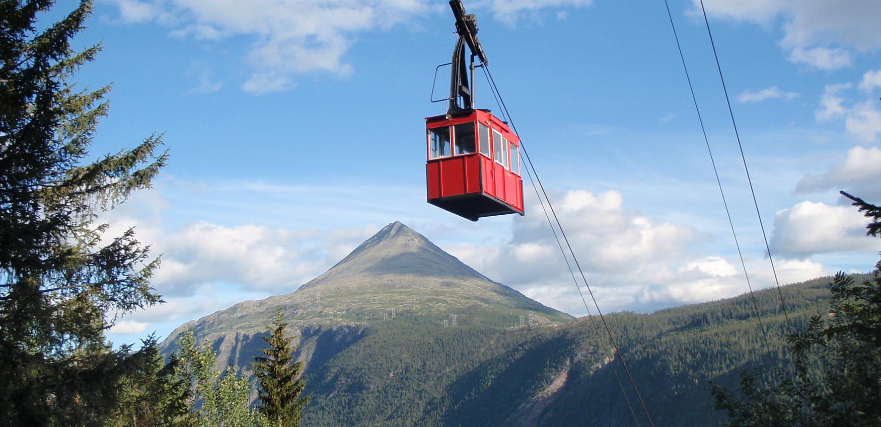 Krossobanen consists of two wagons, red and blue. 