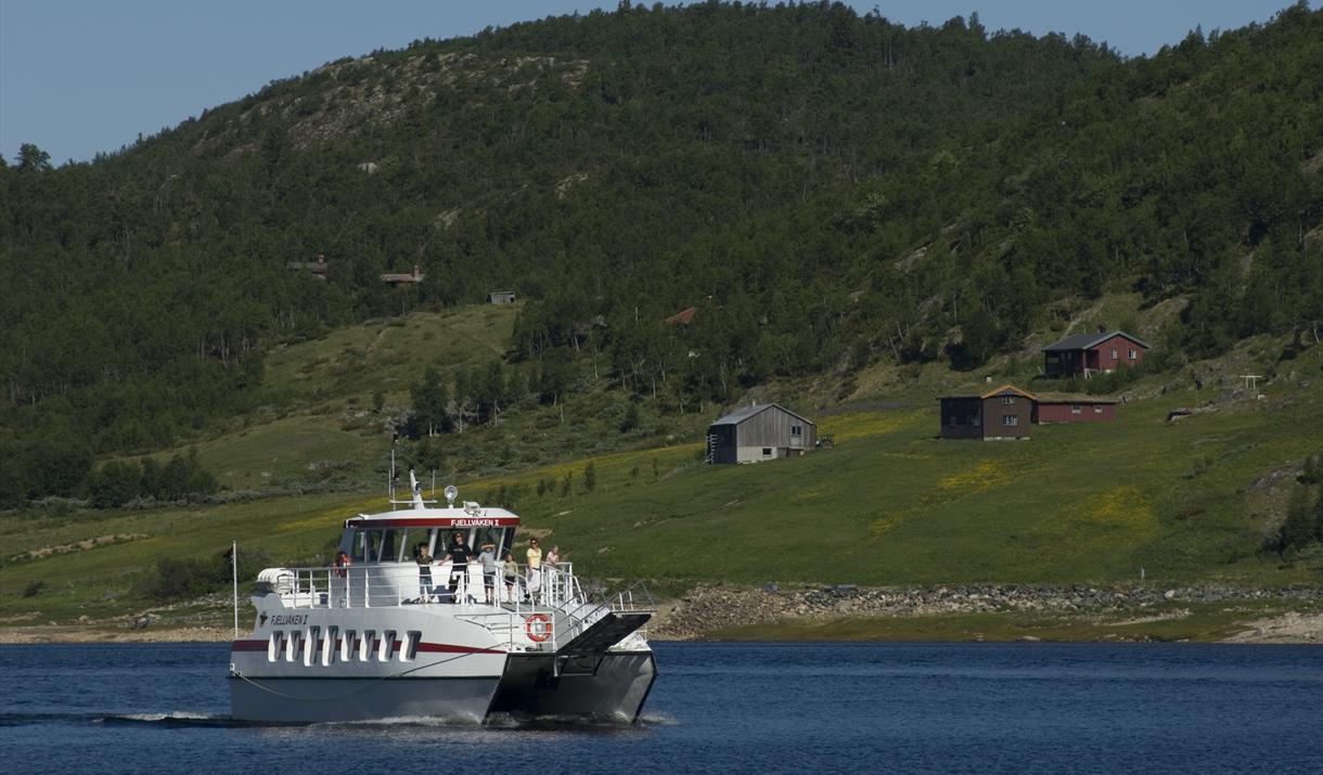 Fjellvåken passerer fjellgårder innover det vegløse samfunnet på Møsstrond