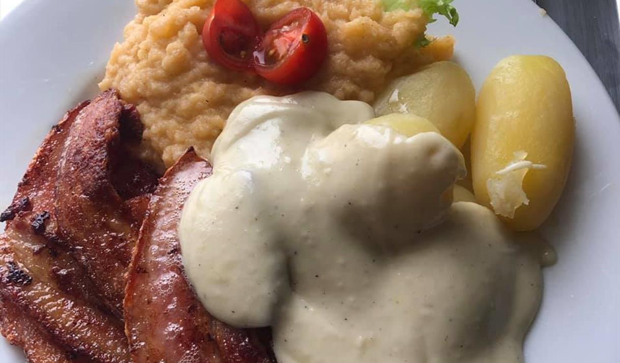 Norwegian traditional food is on the menu to Fjellblikk kafe in Hovin.