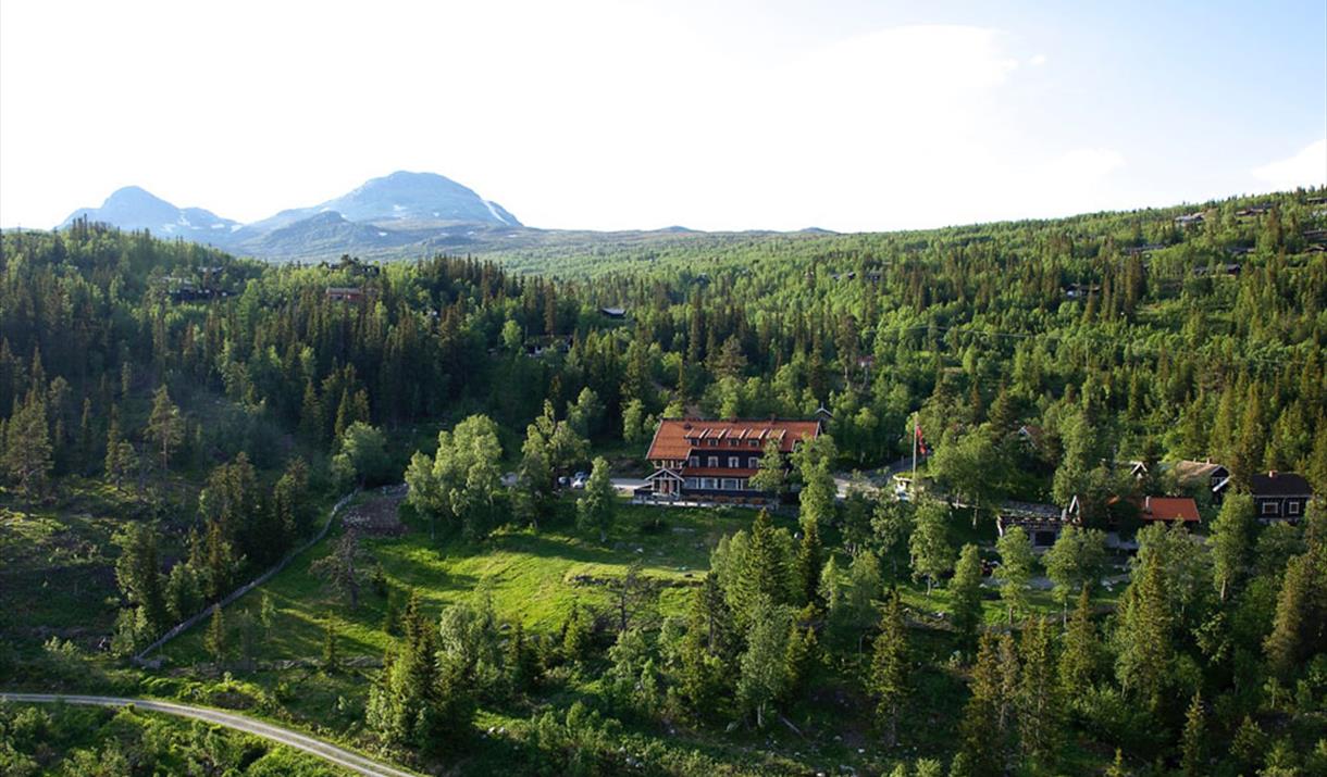 Tuddal Høyfjellshotel in the summer with Gaustatoppen in the background