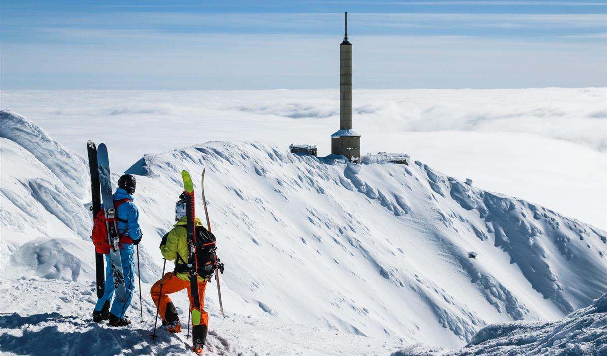 people with skis at Mount Gausta