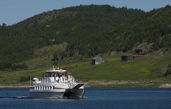 Fjellvåken passerer fjellgårder innover det vegløse samfunnet på Møsstrond